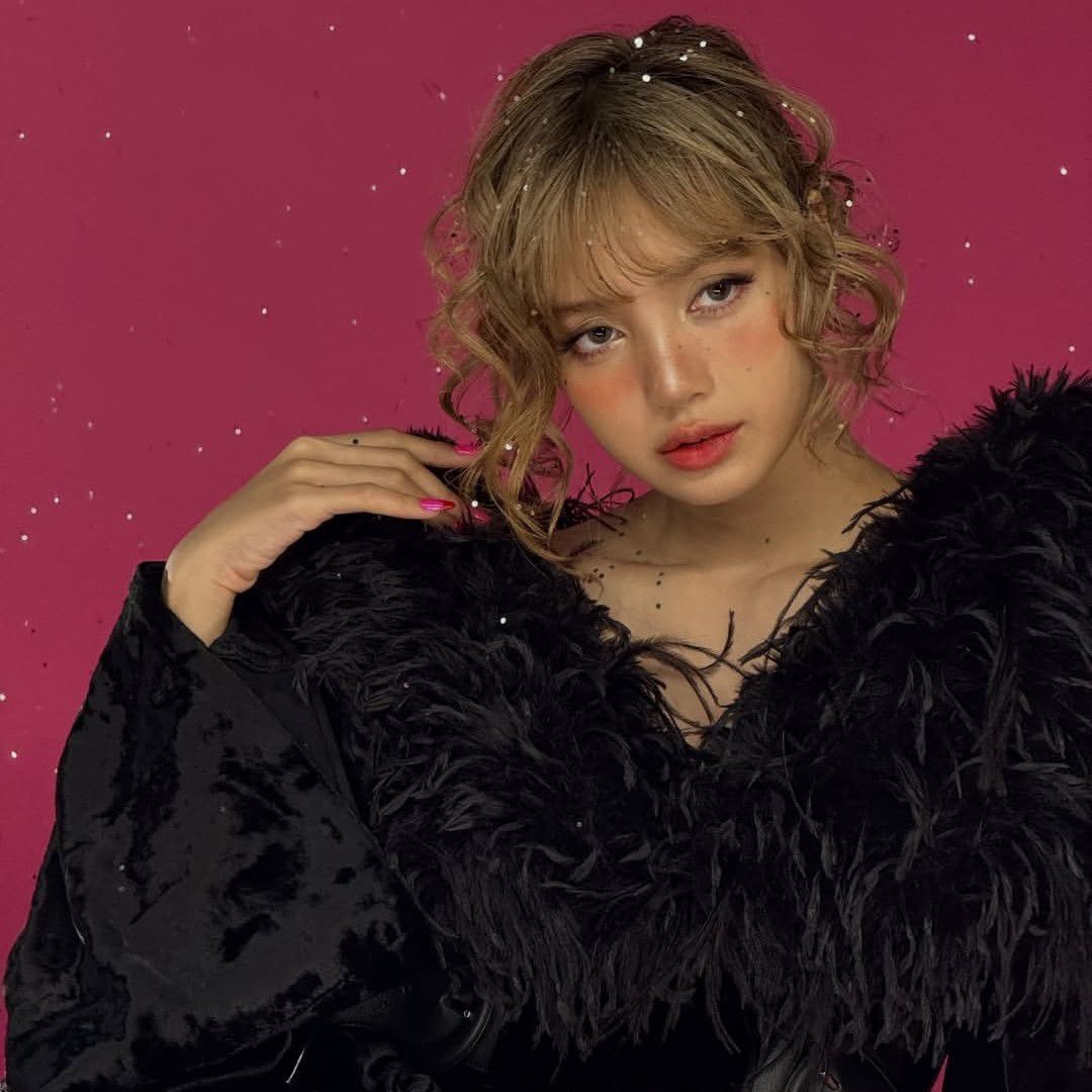 Lisa (BLACKPINK)的最新照片