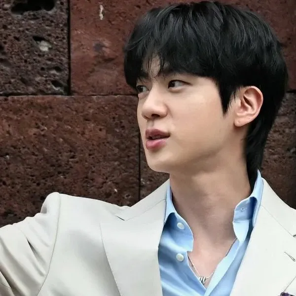 Momen yang diabadikan oleh penggemar Jin (BTS)