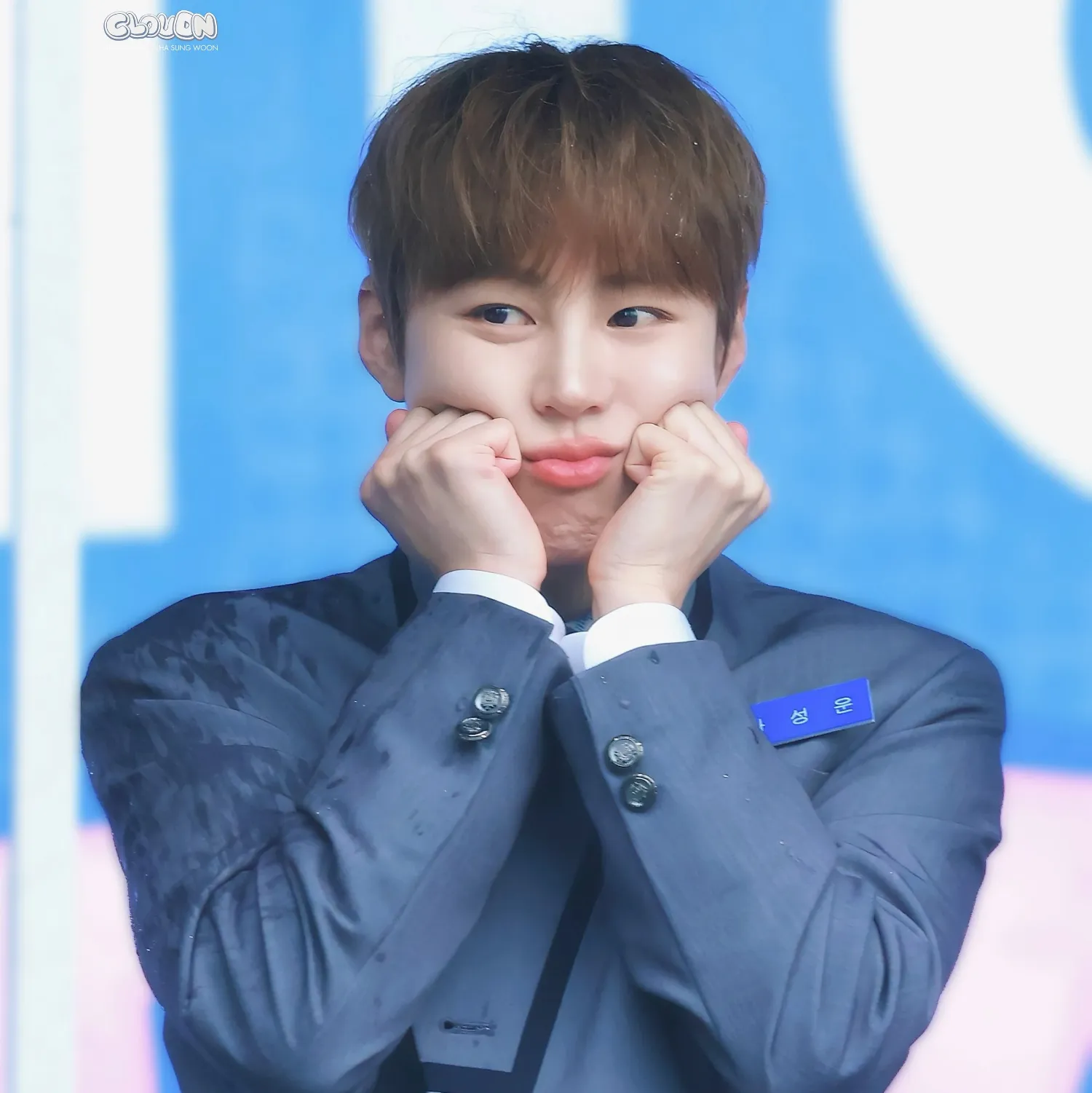 A moment captured by Ha Sungwoon's fan