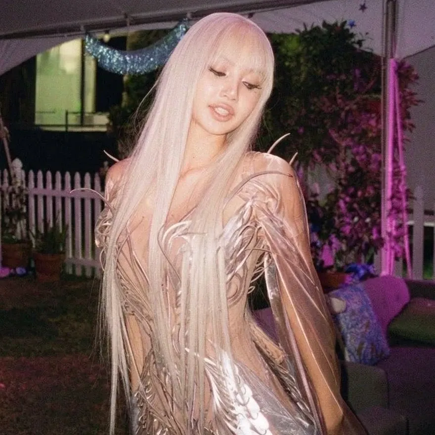 Foto aktivitas terbaru Lisa (BLACKPINK)