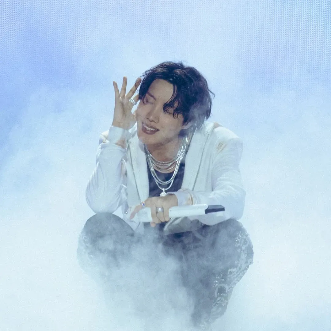 Momen yang diabadikan oleh penggemar j-hope (BTS)