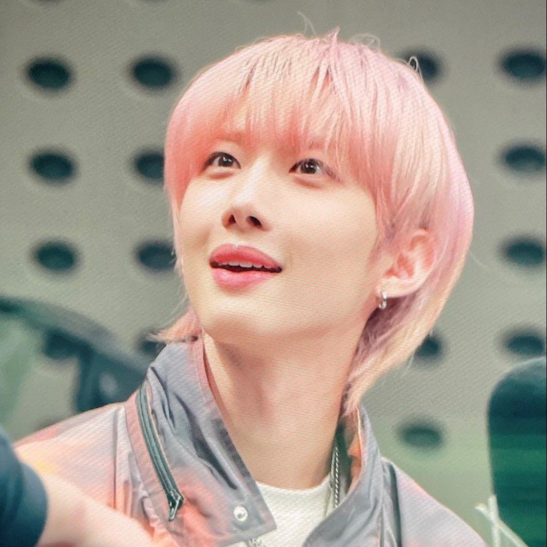 A moment captured by Hui (PENTAGON)'s fan