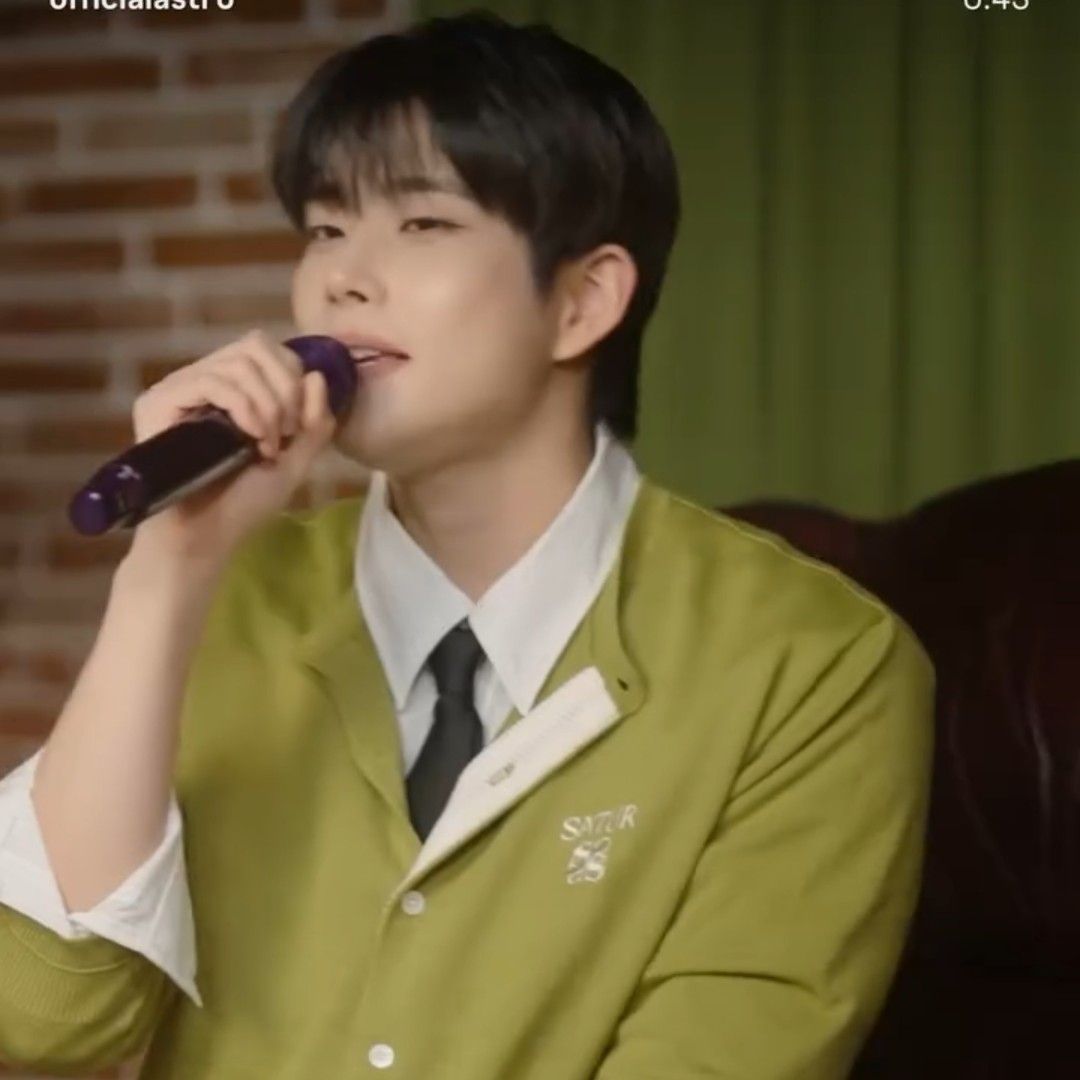 A moment captured by MJ (ASTRO)'s fan