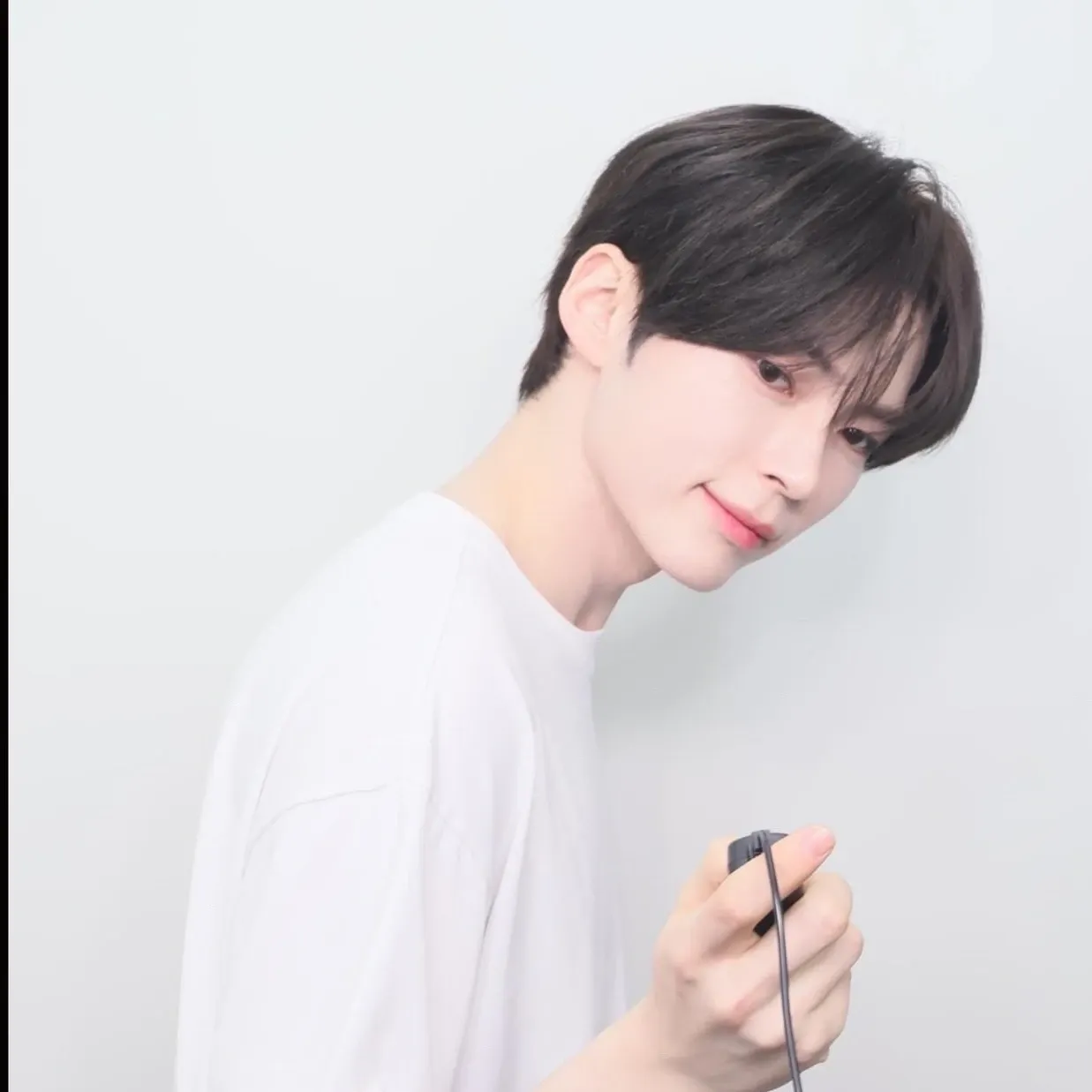 Behind-the-scenes cut of Sung Hanbin (ZEROBASEONE)