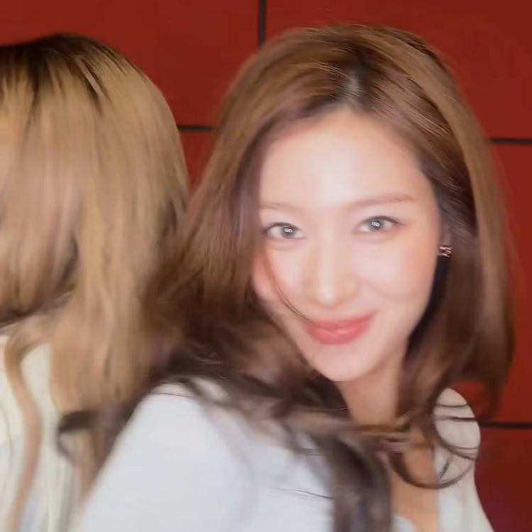 Latest photo of Sana (TWICE)