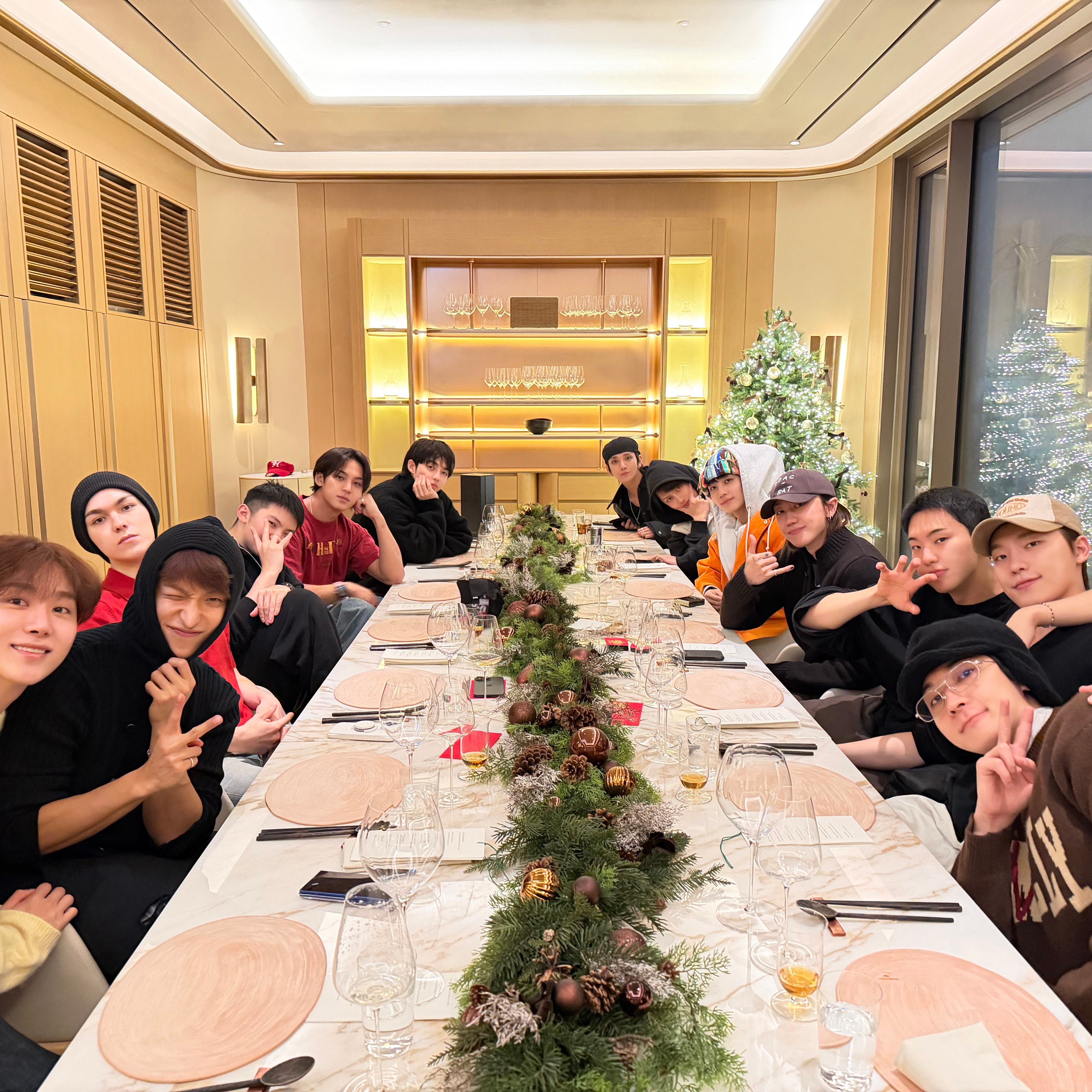 A moment captured by Jeonghan (SEVENTEEN)'s fan