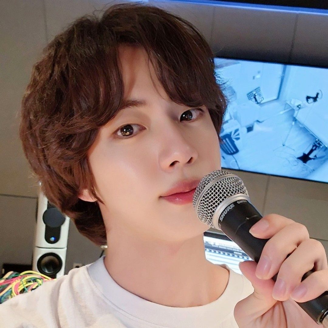 Foto aktivitas terbaru Jin (BTS)