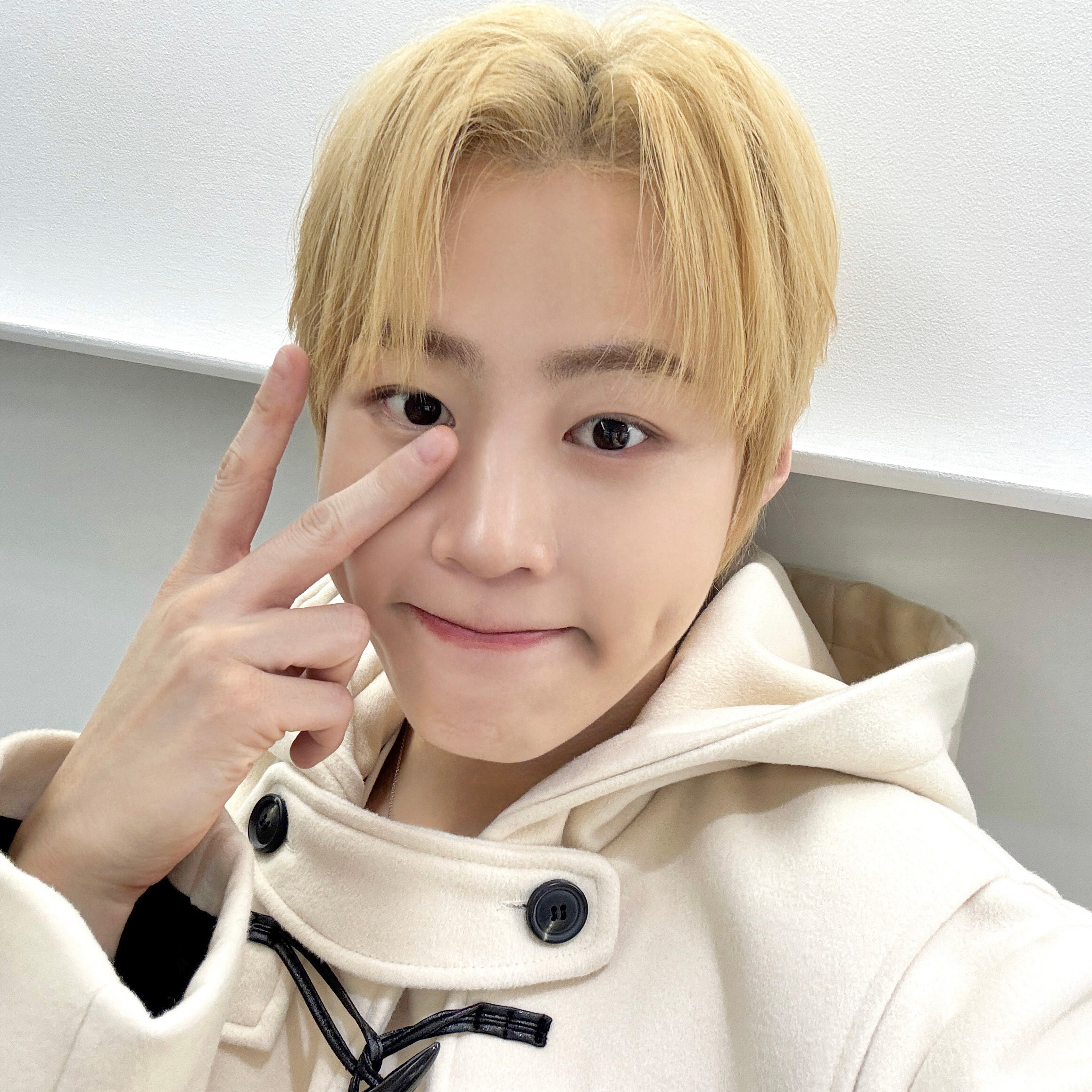 A moment captured by Ha Sungwoon's fan