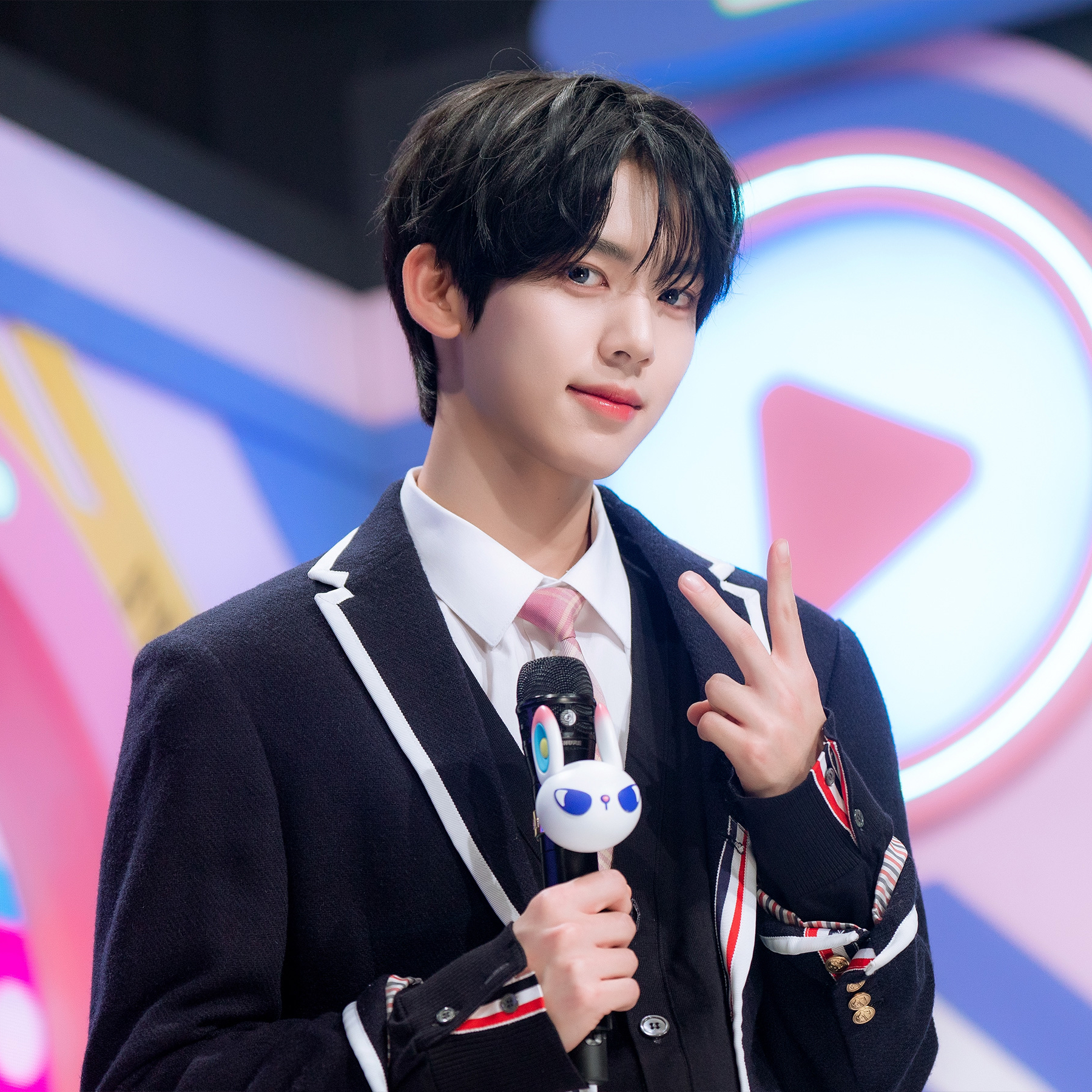 Behind-the-scenes cut of Han Yujin