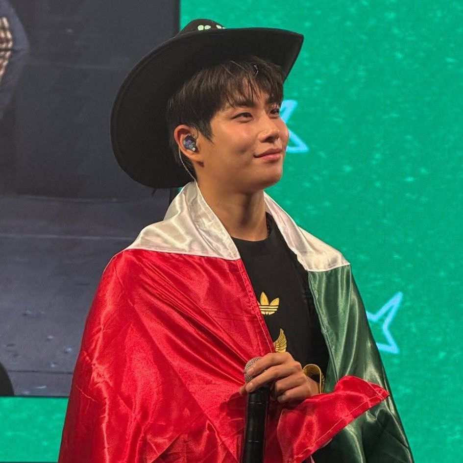 A moment captured by MJ (ASTRO)'s fan