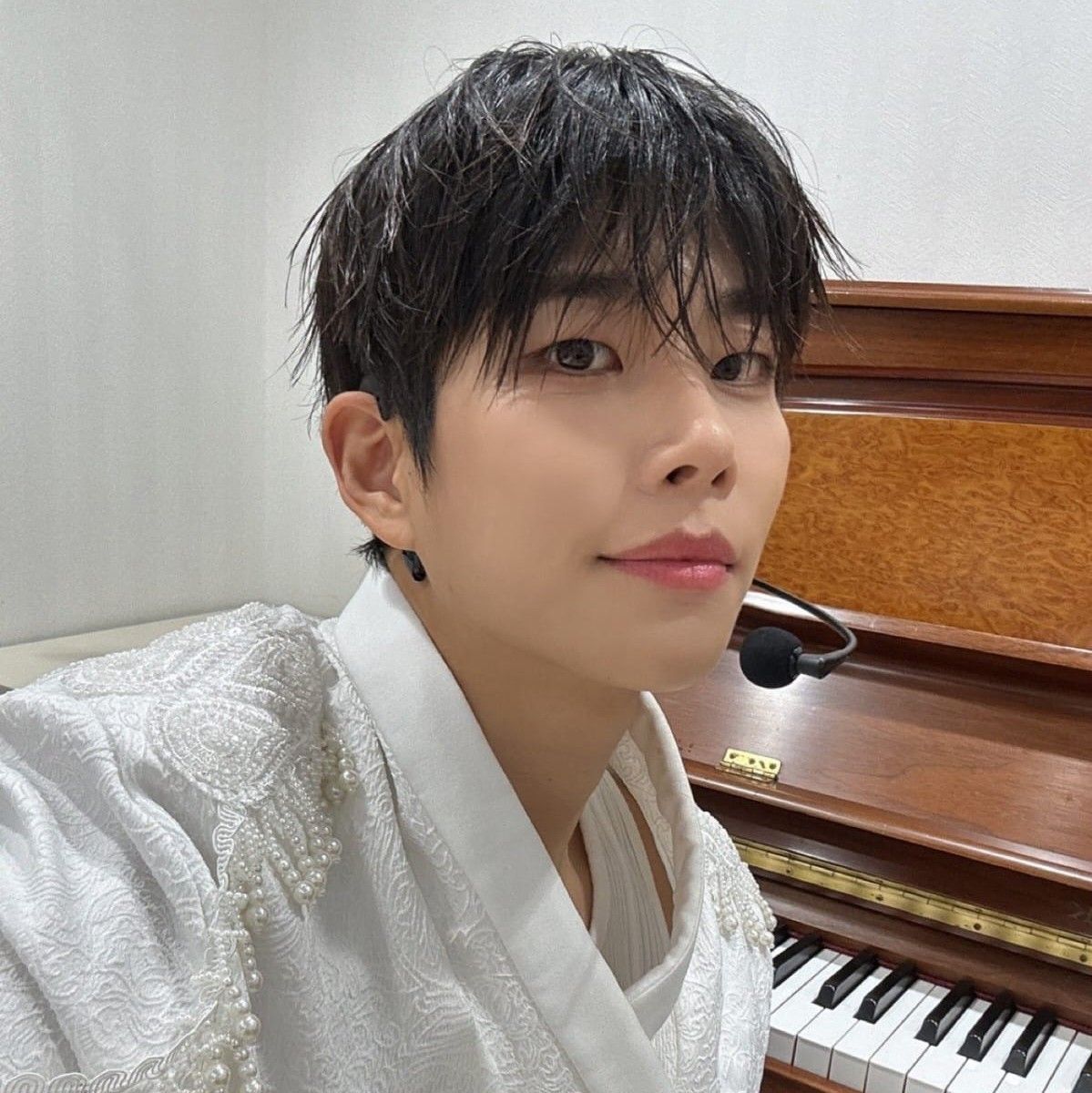 Behind-the-scenes cut of MJ (ASTRO)