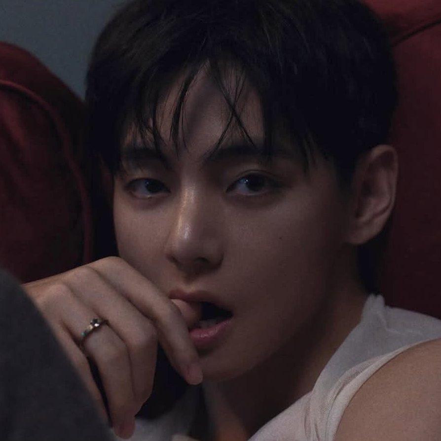 뷔 (방탄소년단)의 최신 사진