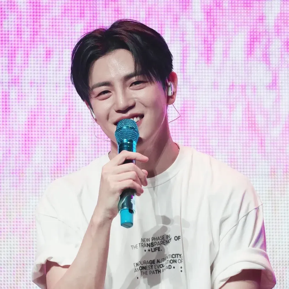 Latest photo of Donghun (A.C.E)