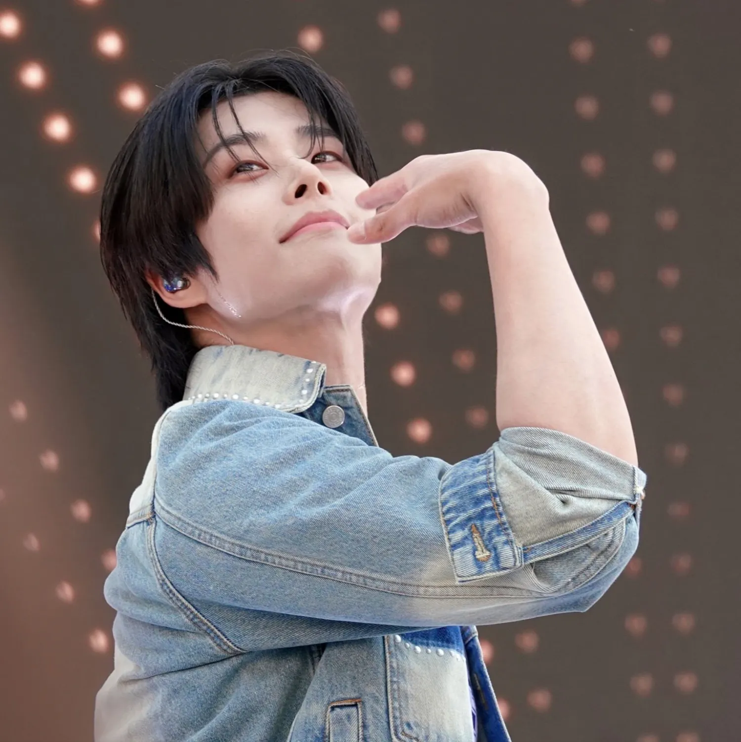 A moment captured by MJ (ASTRO)'s fan