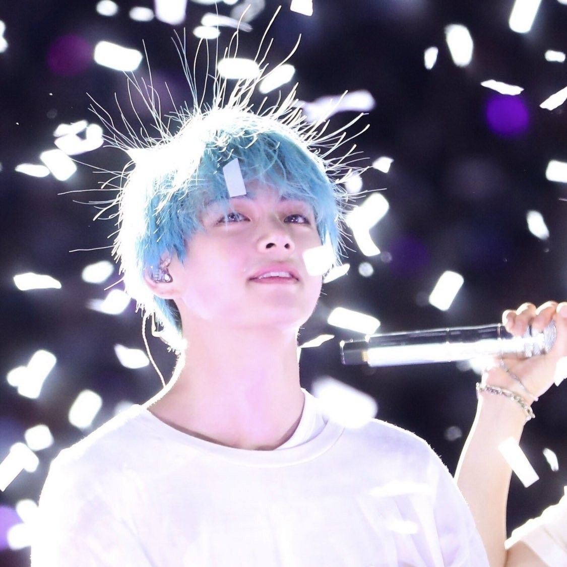 V (防弹少年团)的最新活动照片