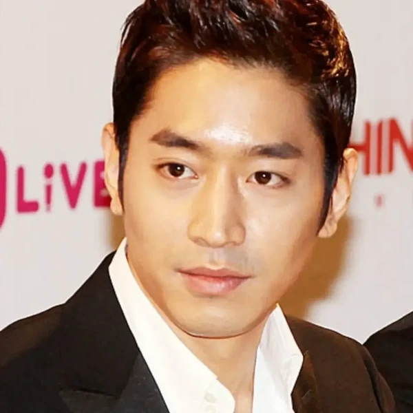 Signature photo of Eric (SHINHWA) capturing their charm