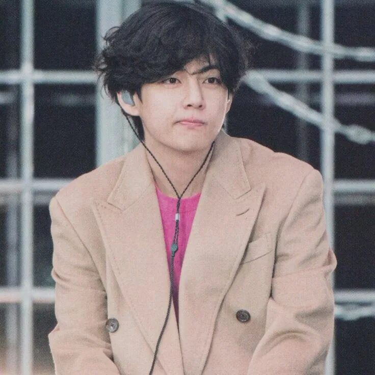 V (防彈少年團)的最新照片