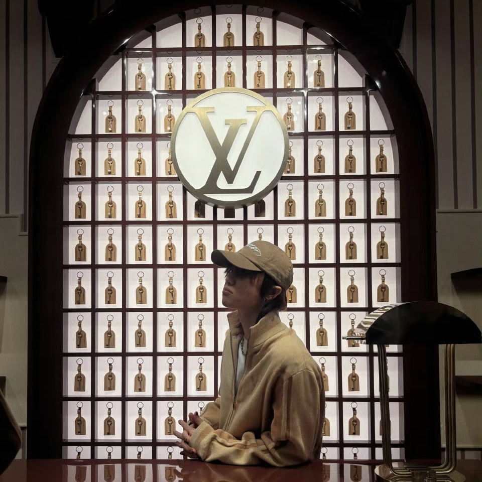 Behind-the-scenes cut of The 8 (SEVENTEEN)