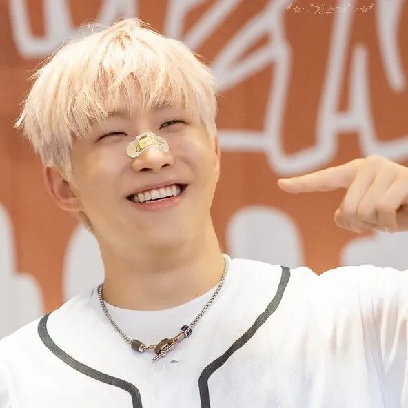 Latest photo of Jinjin (ASTRO)