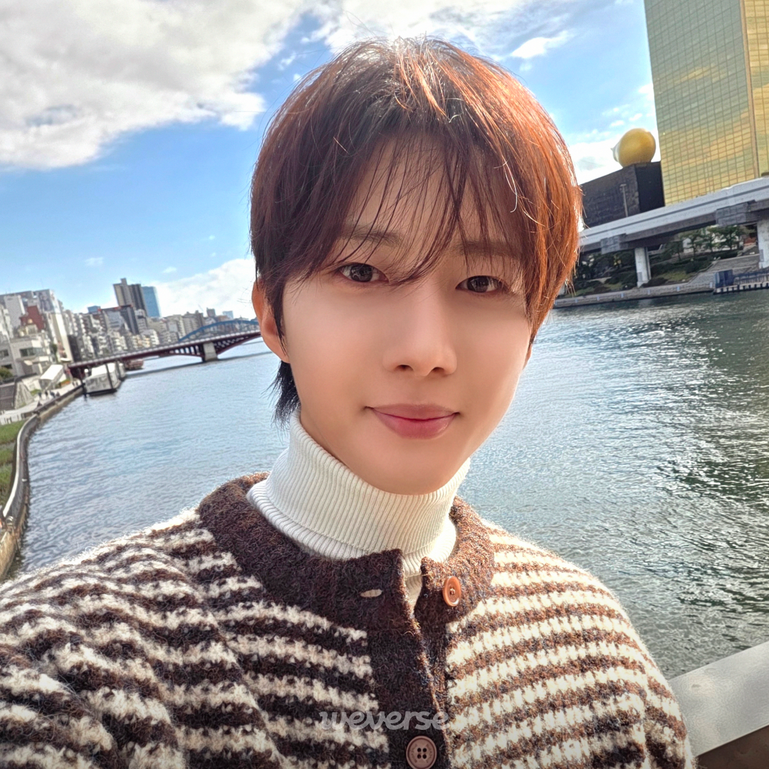 A moment captured by Hui (PENTAGON)'s fan