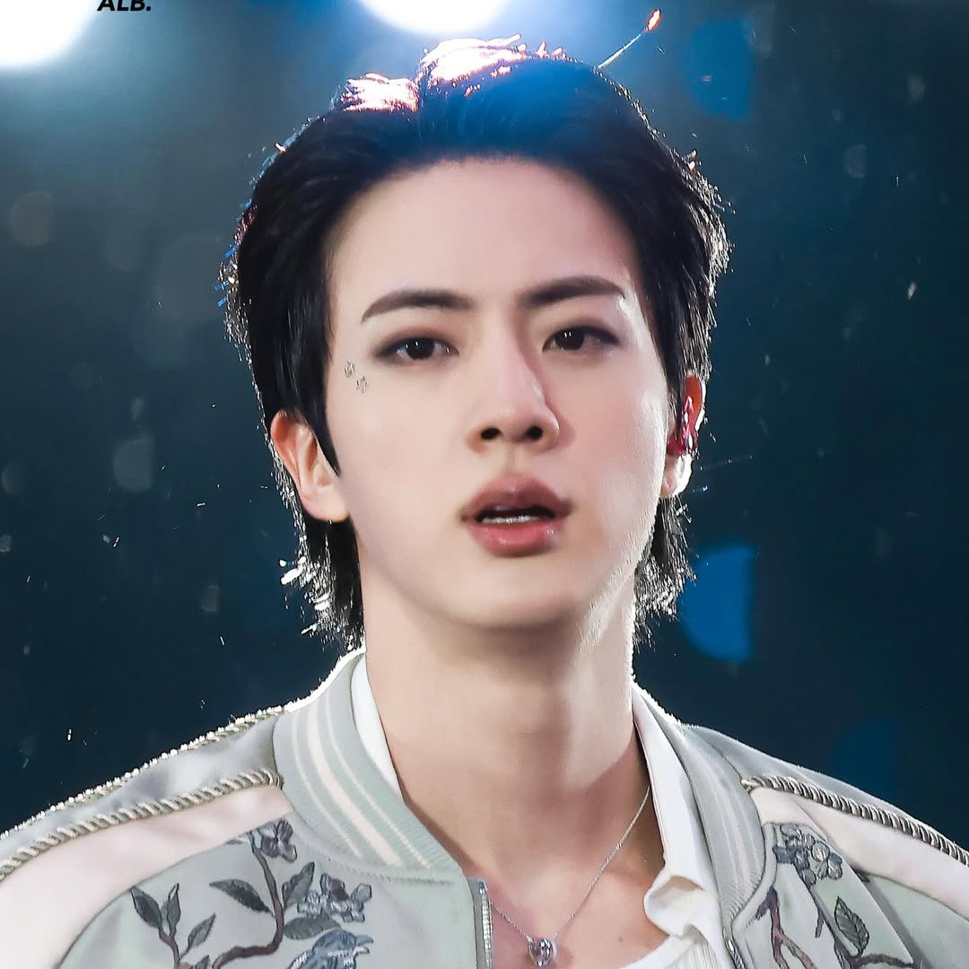 Foto aktivitas terbaru Jin (BTS)