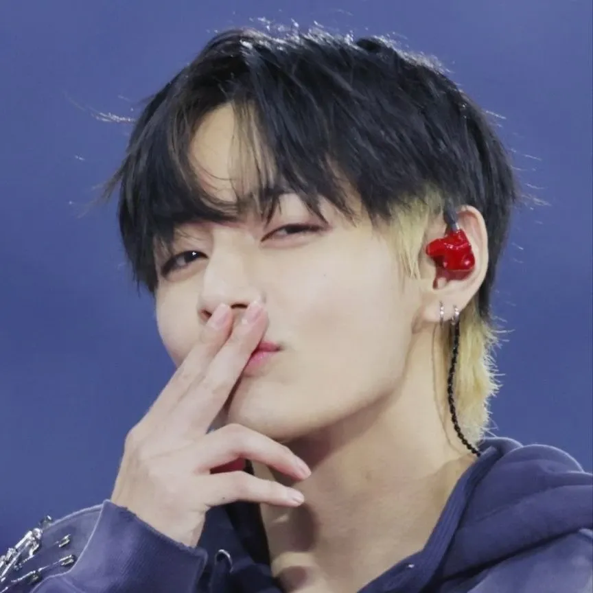 A moment captured by V (BTS)'s fan