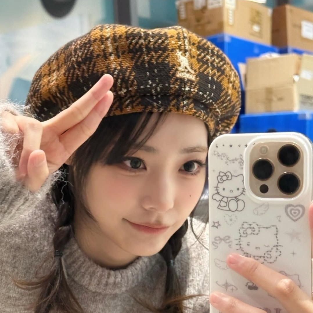 Recent activity shot of Siyeon (QWER)