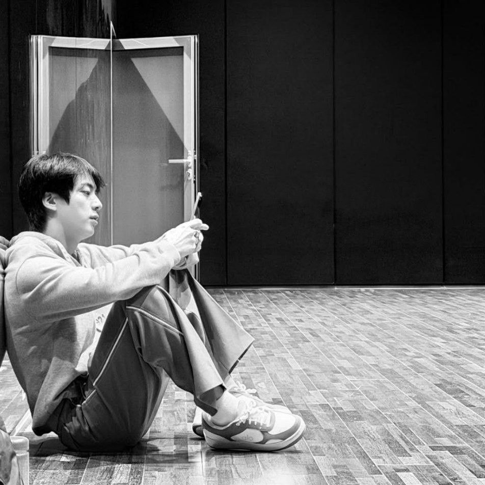 Behind-the-scenes cut of BTS