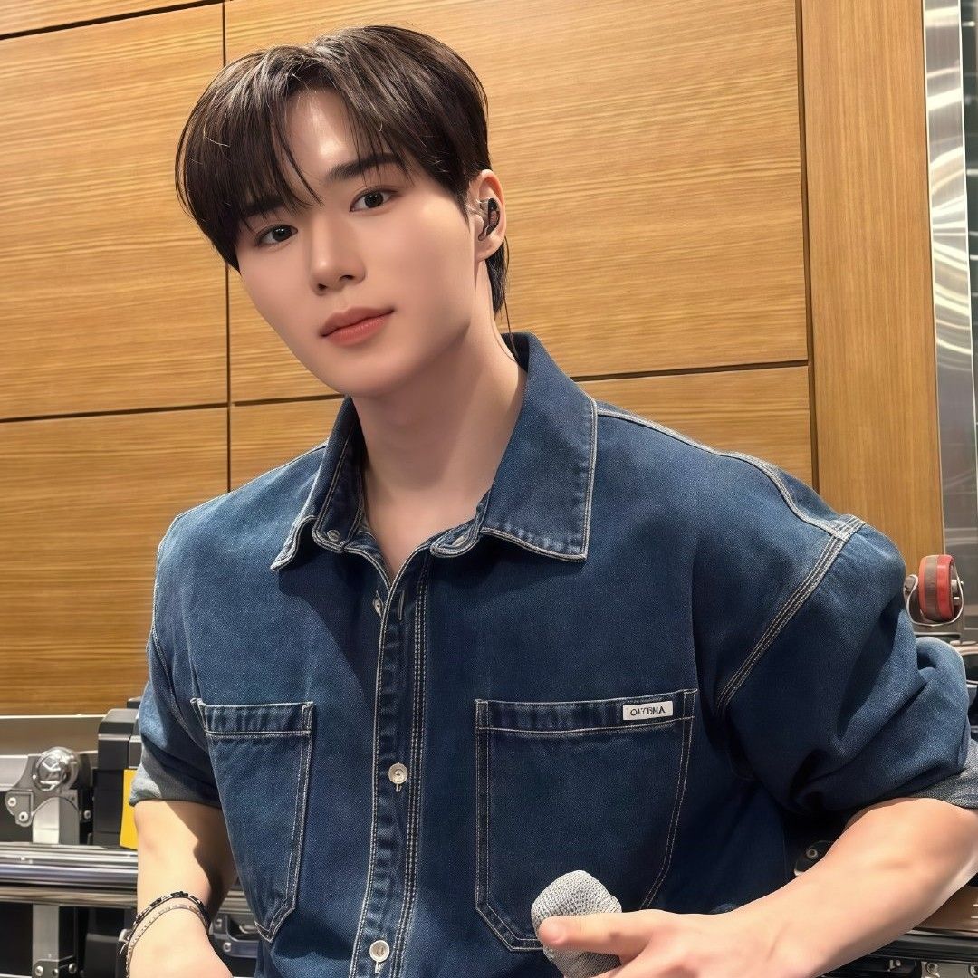 Behind-the-scenes cut of Kim Junseo (ALPHA DRIVE ONE)