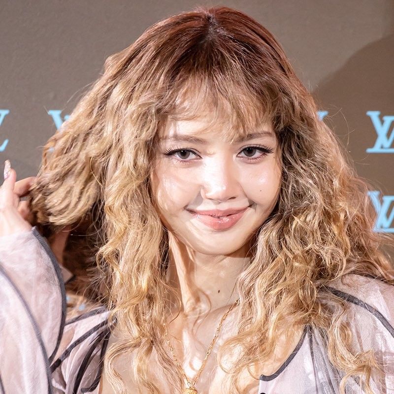 Lisa (BLACKPINK)的最新照片