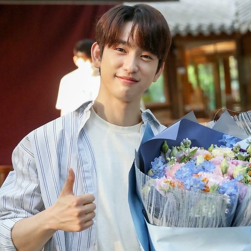 Behind-the-scenes cut of Jinyoung (GOT7)