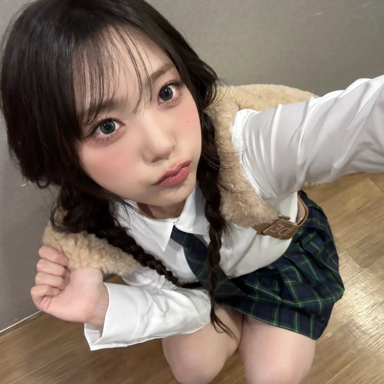 Behind-the-scenes cut of Siyeon (QWER)