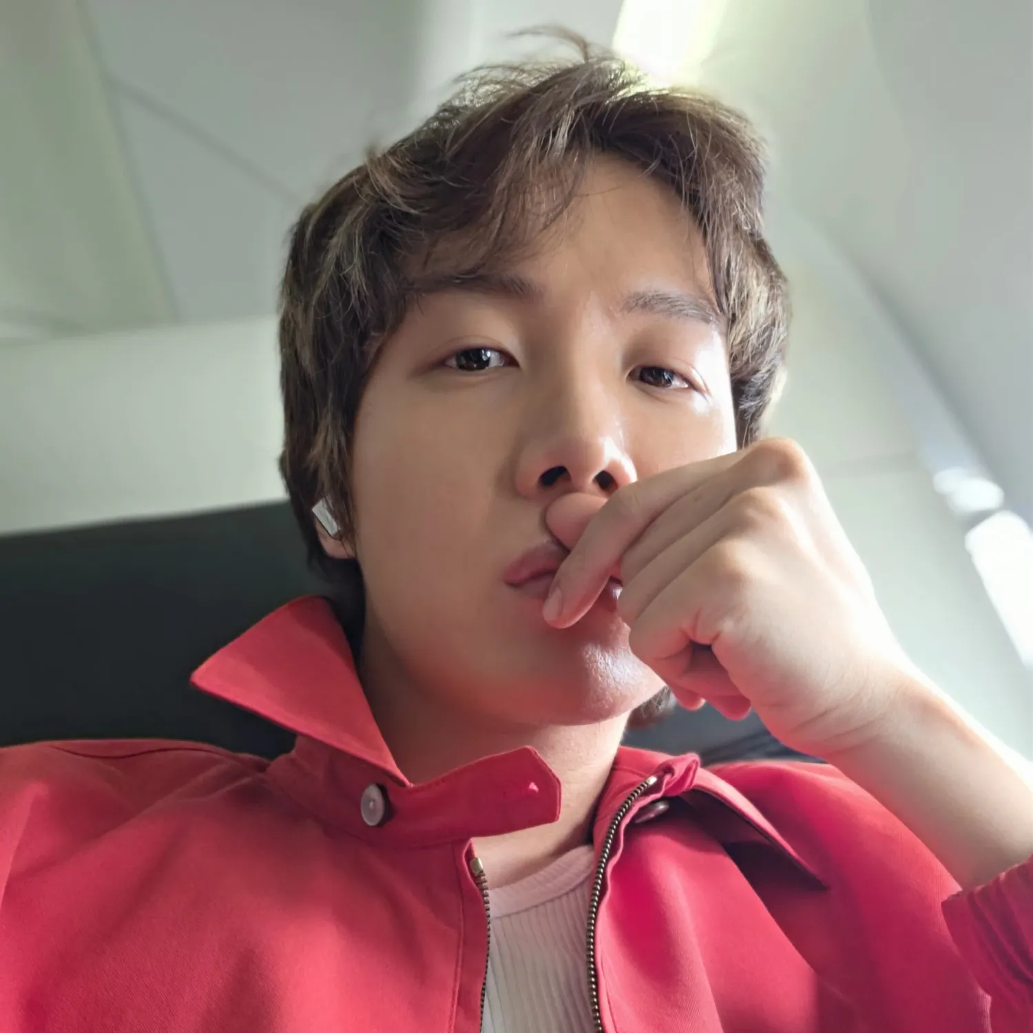 Foto aktivitas terbaru j-hope (BTS)