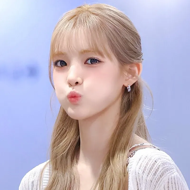 A moment captured by Yuha (Hearts2Hearts)'s fan
