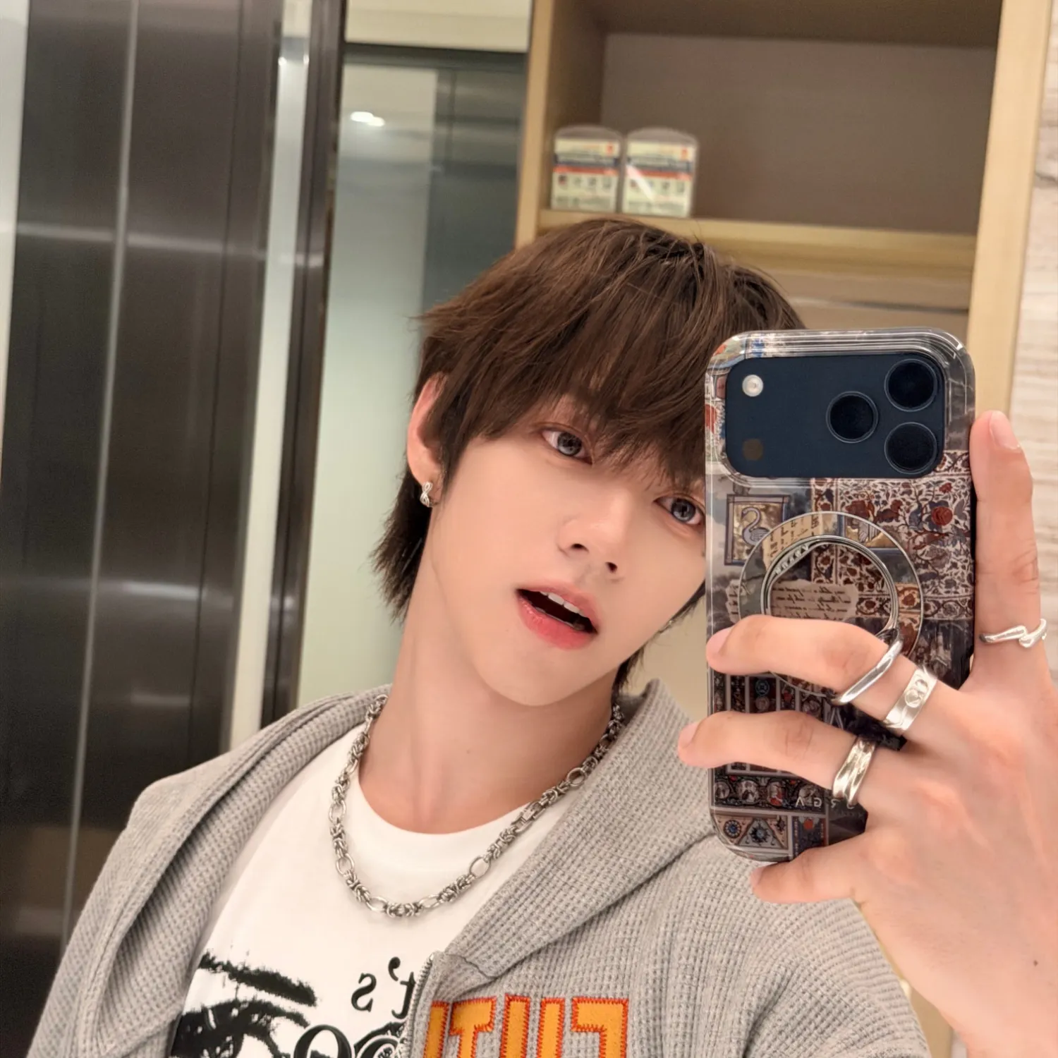 Behind-the-scenes cut of JL (AHOF)