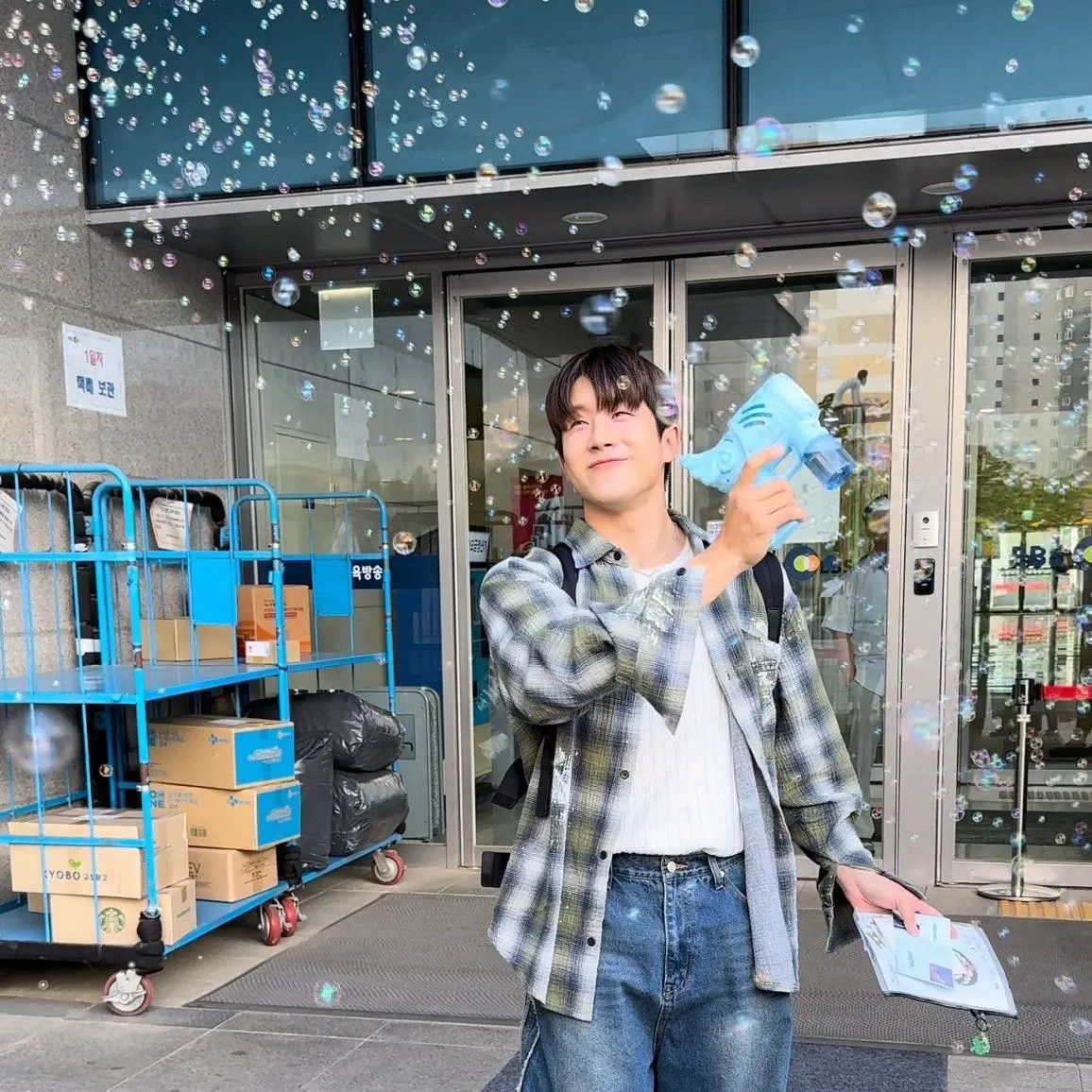 A moment captured by Jinjin (ASTRO)'s fan