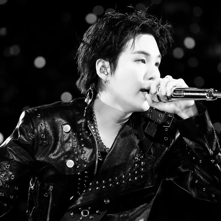 Foto aktivitas terbaru SUGA (BTS)