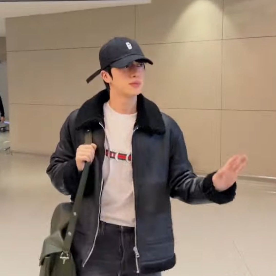 Momen yang diabadikan oleh penggemar Jin (BTS)