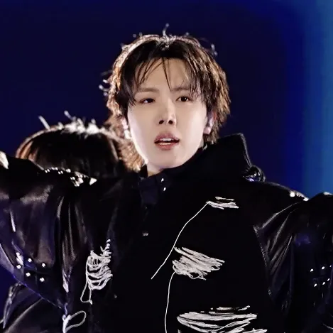 J-hope (防弹少年团)的最新活动照片