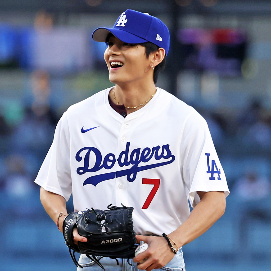 Behind-the-scenes cut of V (BTS)