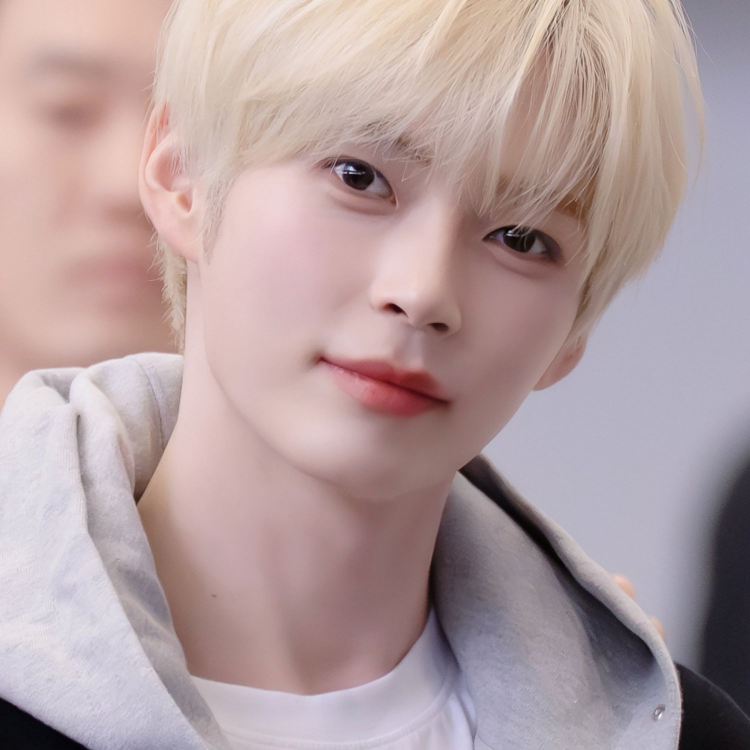 Foto terbaru Sung Hanbin (ZEROBASEONE)