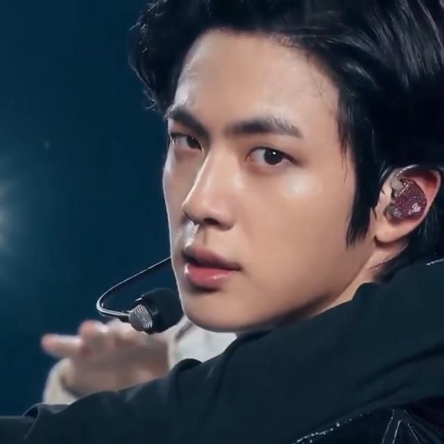 Momen yang diabadikan oleh penggemar Jin (BTS)
