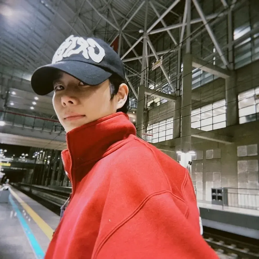 A moment captured by MJ (ASTRO)'s fan