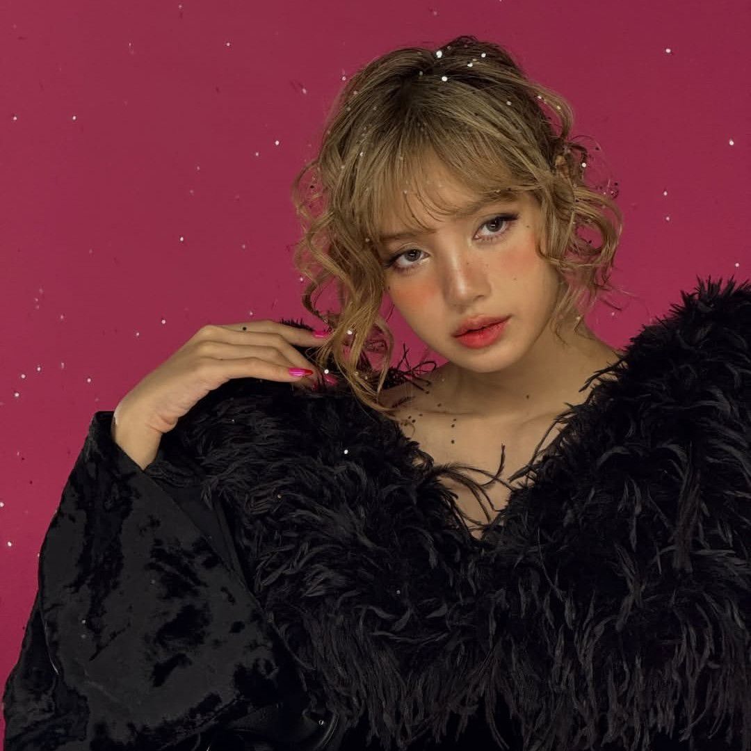 Behind-the-scenes cut of Lisa (BLACKPINK)