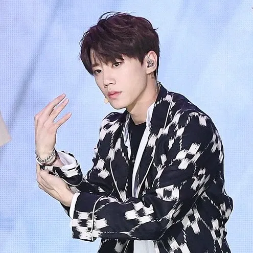 Behind-the-scenes cut of Lee Junyoung