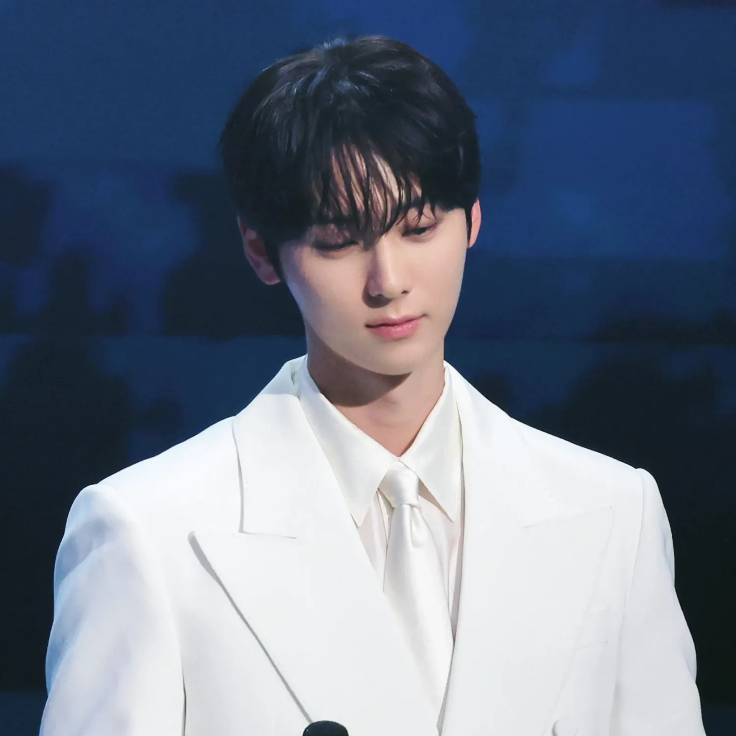 A moment captured by Hwang Minhyun's fan