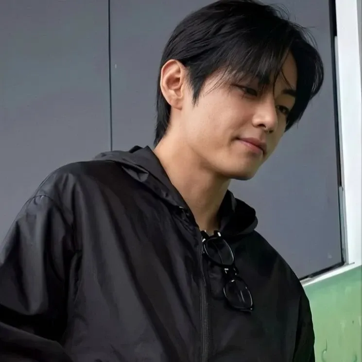 뷔 (방탄소년단) 최근 활동샷