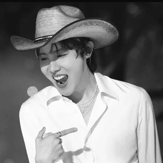 Foto aktivitas terbaru j-hope (BTS)