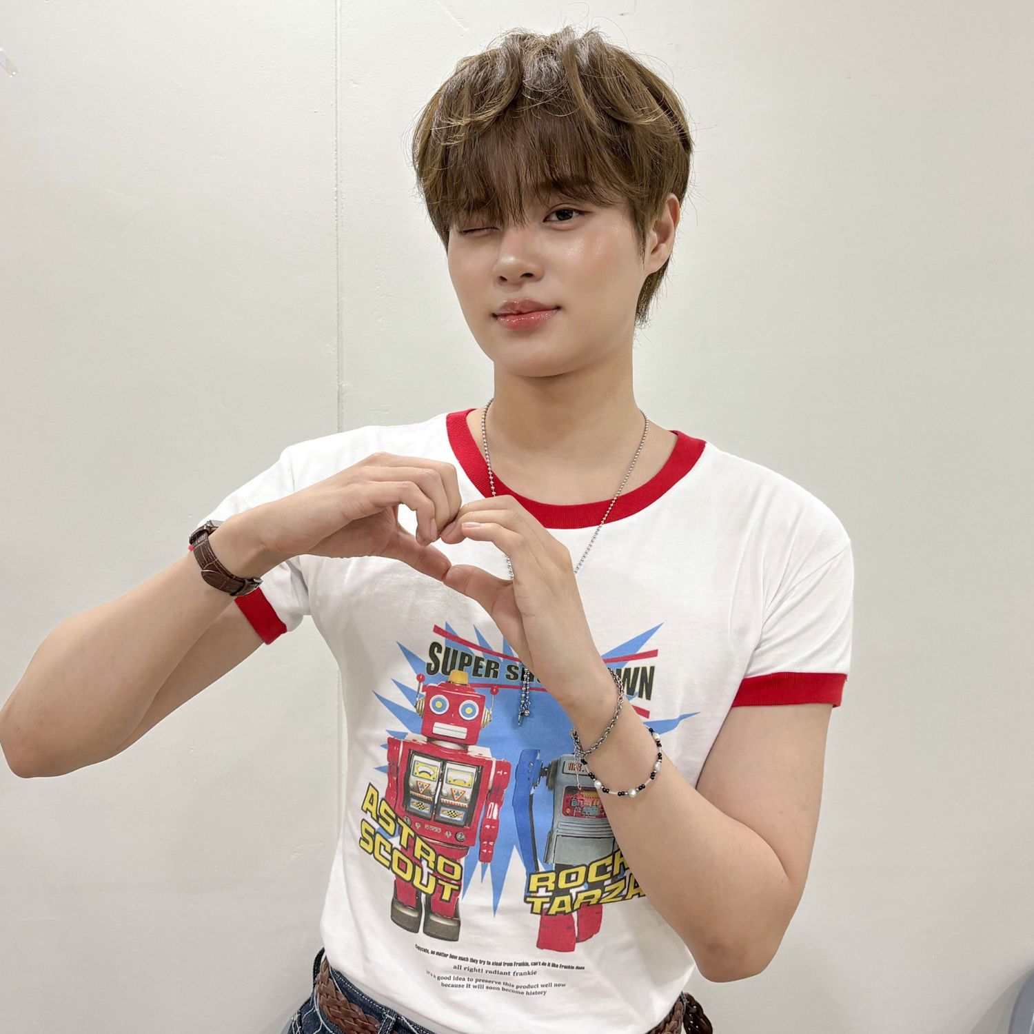 A moment captured by Lee Daehwi (AB6IX)'s fan