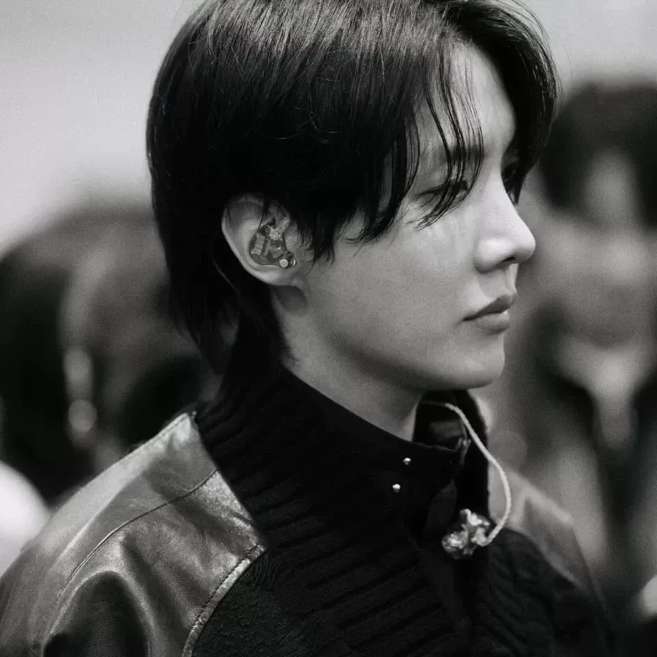 Foto aktivitas terbaru j-hope (BTS)